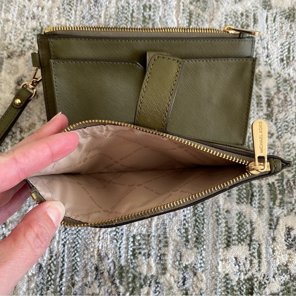 Michael Kors Jet Set double-zip wristlet wallet in duffle green Saffiano leather - Picture 9 of 12